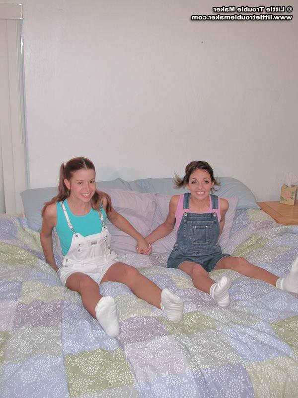 20P Lesbian coeds play with lotion