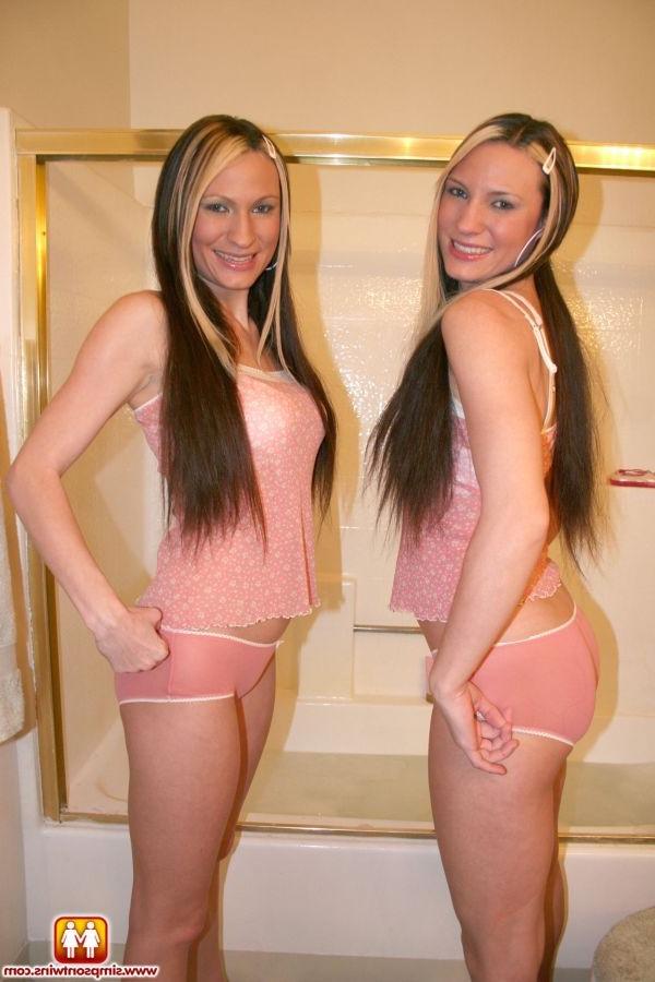 16P Simpson Twins masturbate shaved pussy in hot tube