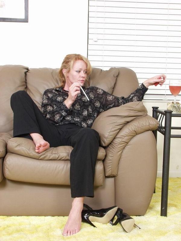16P Mature smoker babe fingering pussy on the couch