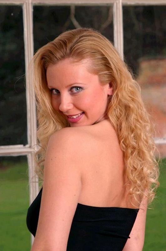 16P Foxy mature lover fingering pussy hard on couch