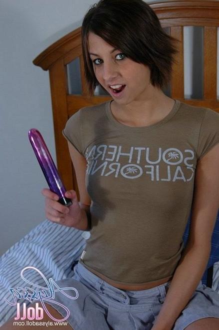 15P Alyssa Doll dildo masturbating