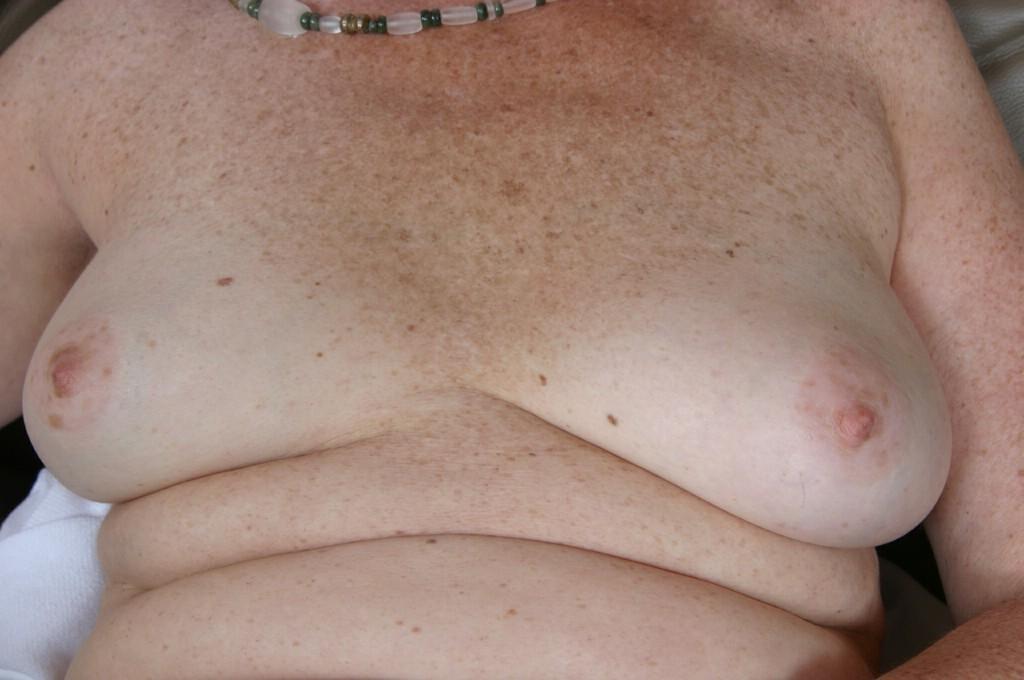 20P Horny mature tease on a couch loves playing with her pussy