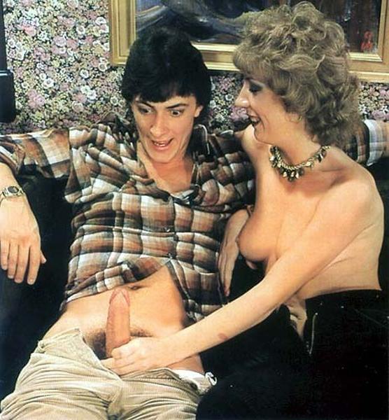 16P Two seventies ladies pleasing a lucky friend