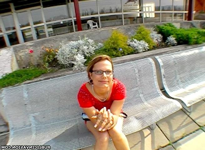 16P dorky chick wearing glasses decides to blow a guy at the park