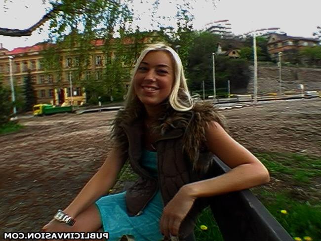 16P blonde hotty blows a stanger at the park