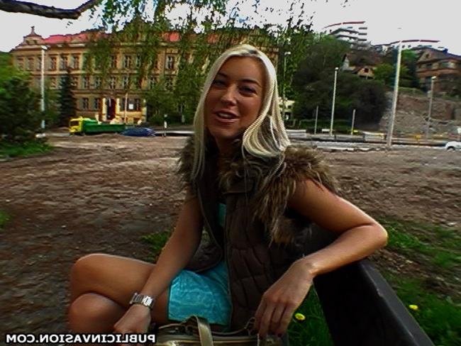 16P blonde hotty blows a stanger at the park