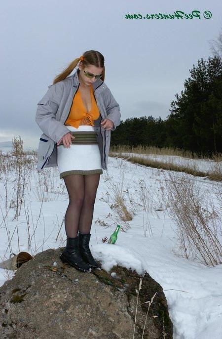 16P Spying on peeing teen