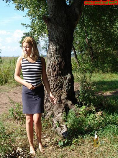 16P Blonde teen peeing in the park road