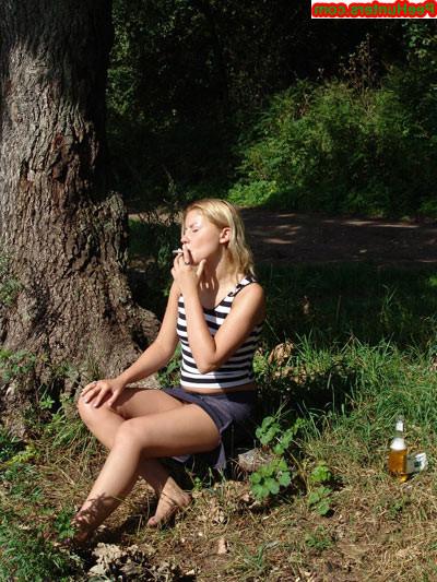16P Blonde teen peeing in the park road