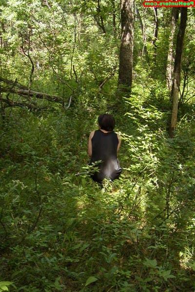 16P Spy camera shooted peeing girl in the forest