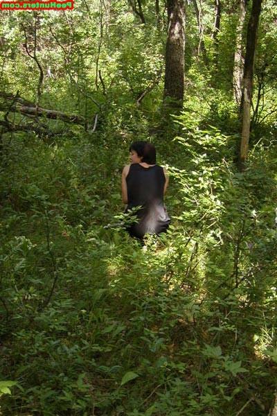 16P Spy camera shooted peeing girl in the forest