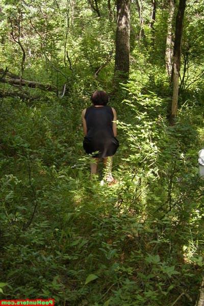 16P Spy camera shooted peeing girl in the forest