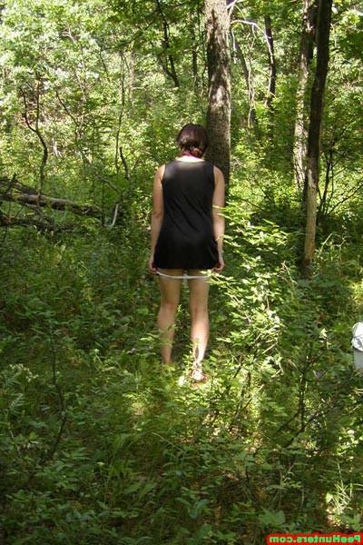 16P Spy camera shooted peeing girl in the forest