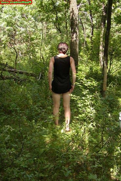 16P Spy camera shooted peeing girl in the forest