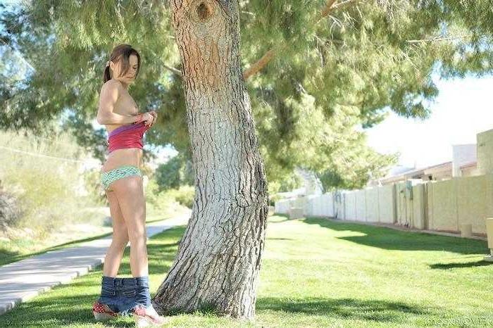 16P Young Babe Flashing In A Park