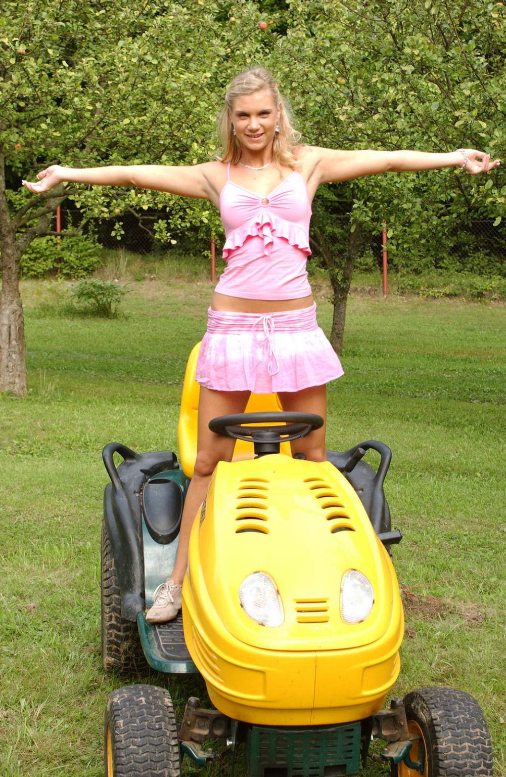 16P Slutty teen spreads wide open in the public park