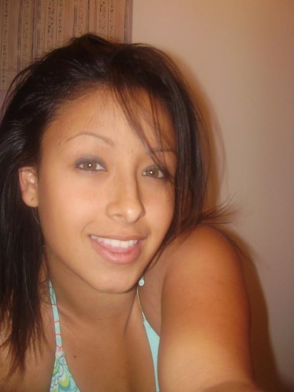 20P Teen girl peeing outside
