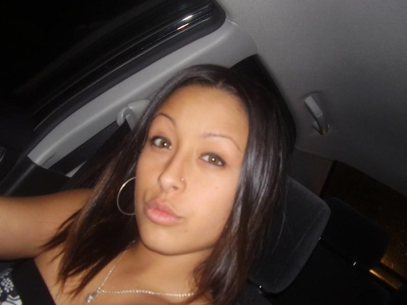 20P Teen girl peeing outside