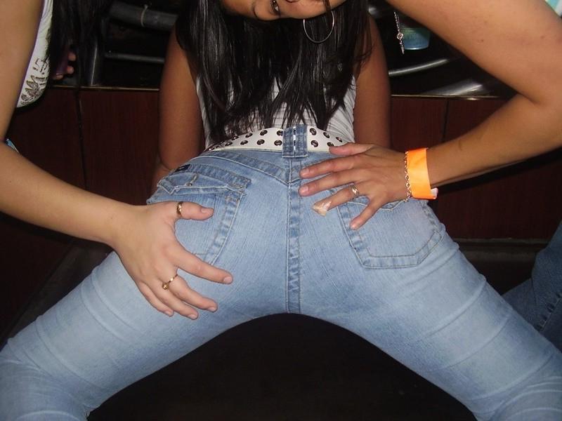 20P Teen girl peeing outside