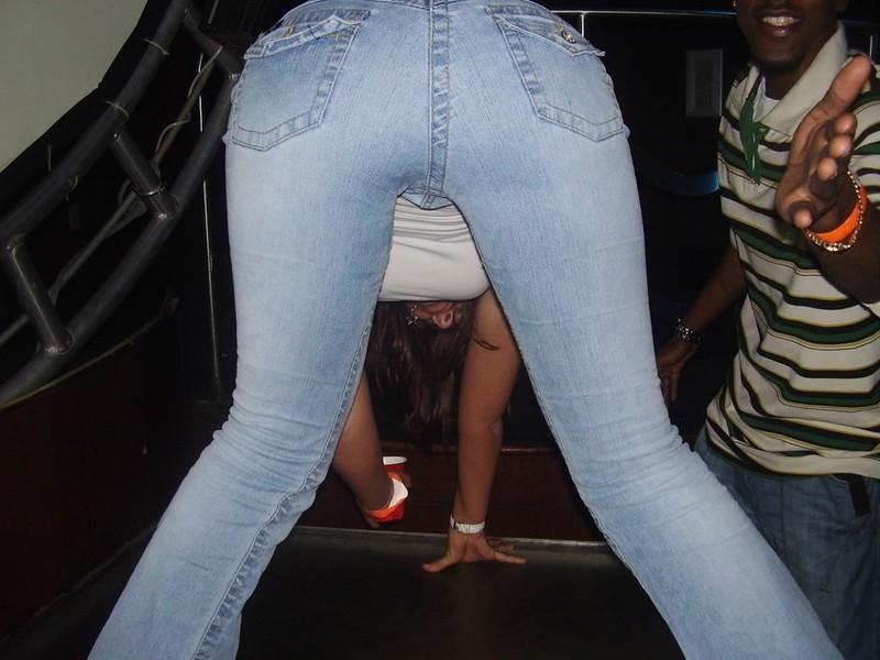 20P Teen girl peeing outside