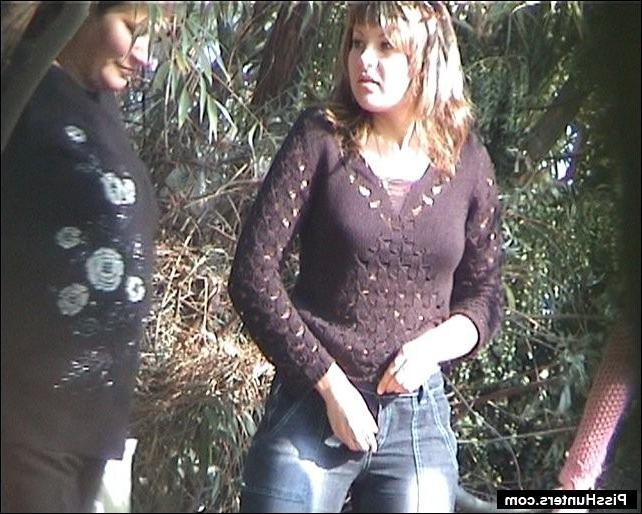 16P Sexy chick spied while peeing with her girlfriends