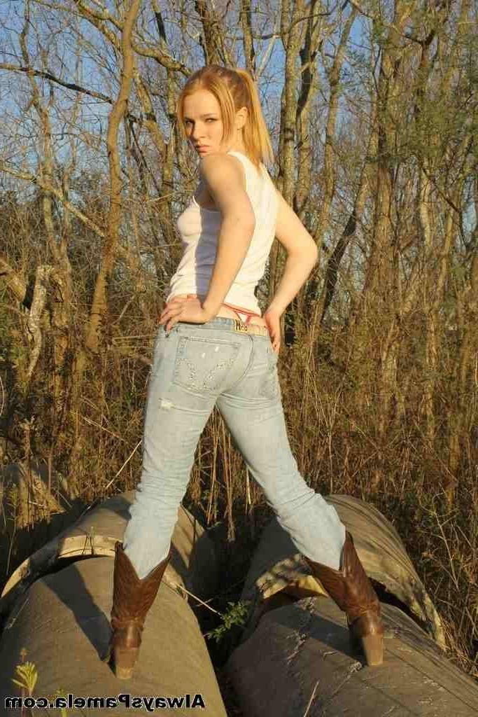 16P a teen showing her butt and tits outdoor shot