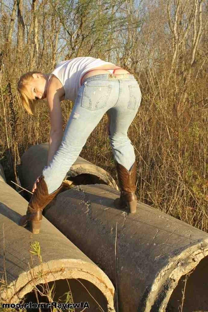 16P a teen showing her butt and tits outdoor shot