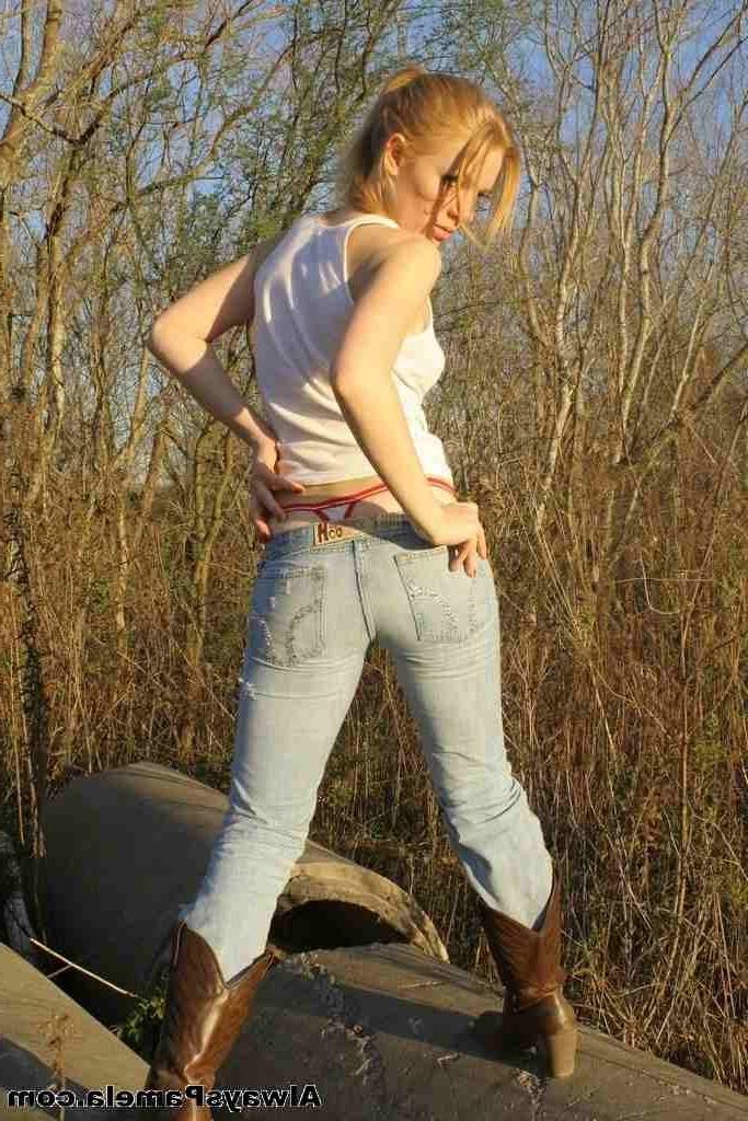 16P a teen showing her butt and tits outdoor shot