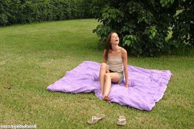 15P Teen babe rubbing her pussy in the park