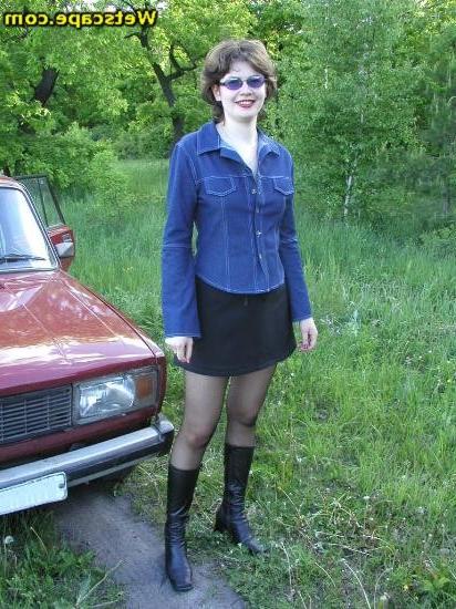 16P Girl pissing outdoors and when done she cums