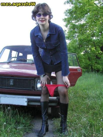 16P Girl pissing outdoors and when done she cums