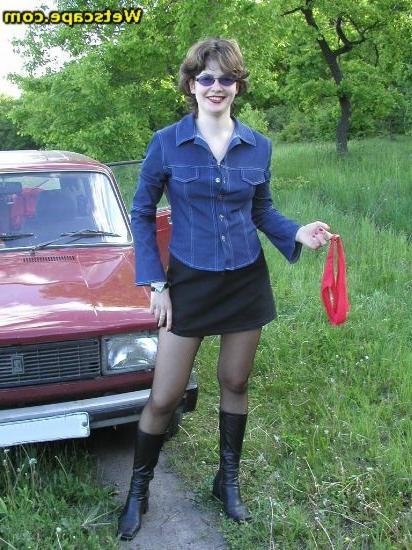 16P Girl pissing outdoors and when done she cums