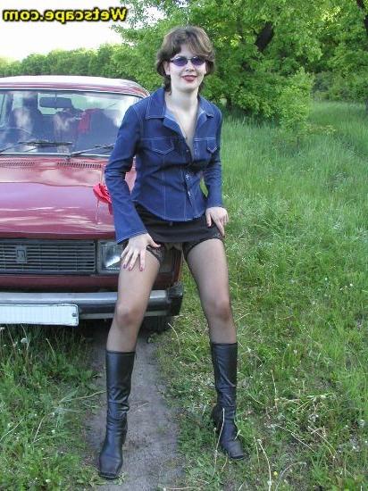 16P Girl pissing outdoors and when done she cums