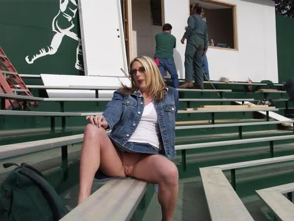 16P Blonde Zoe Flashes Workmen at Public Park