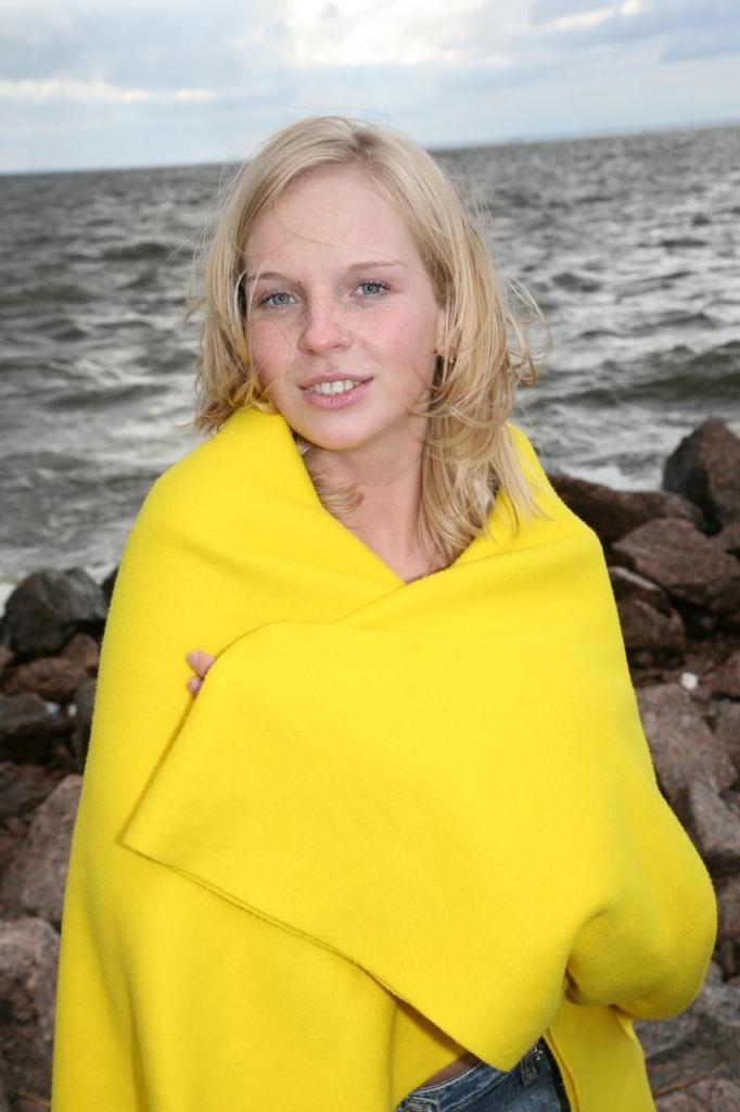 15P Tiny teen pulls aside panties to spread by sea