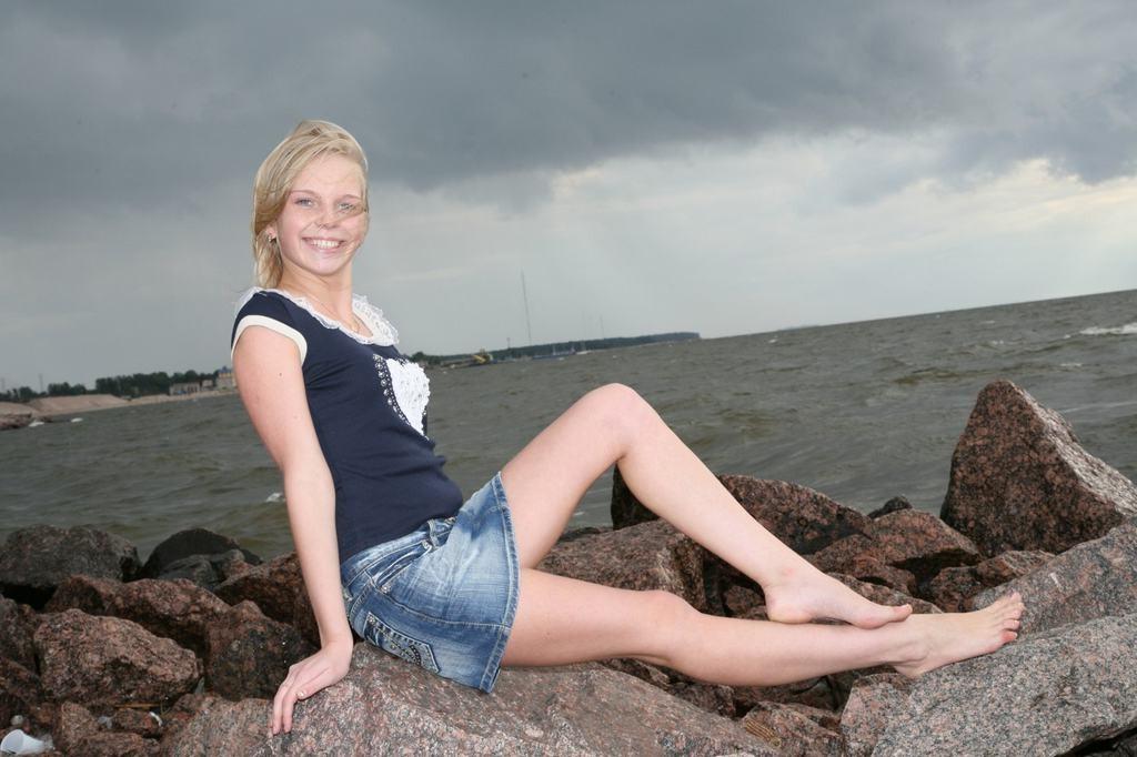 15P Tiny teen pulls aside panties to spread by sea