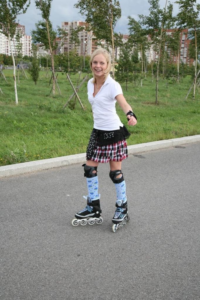 15P Teen spreads pussy in the park on rollerblades