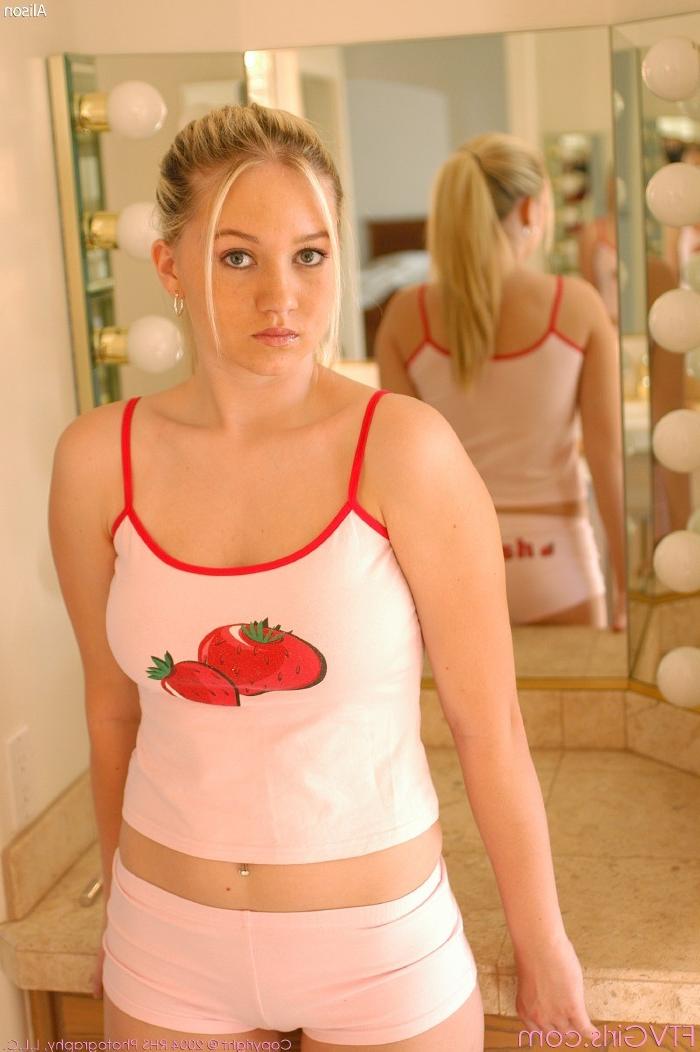 16P panties and pussy of blonde Alison