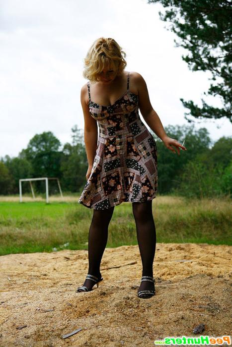 16P Blonde girl takes a leak in the middle of a field