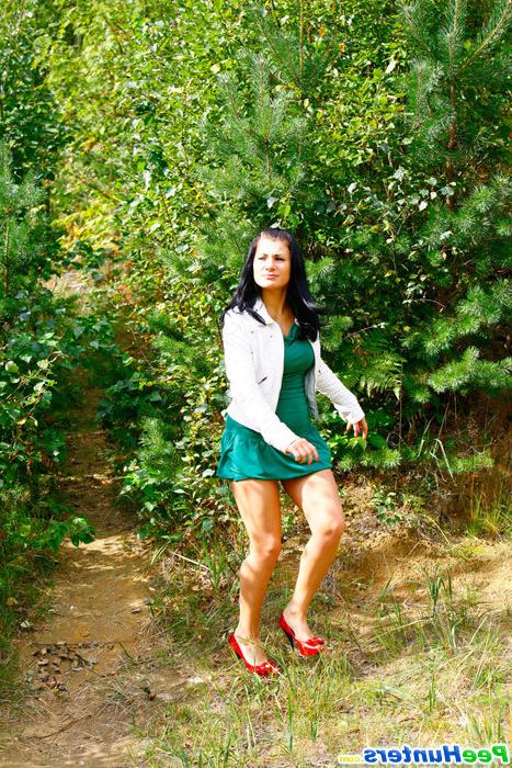 16P Peeping after a big-ass hottie tinkling outdoors