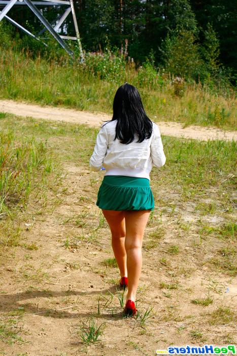 16P Peeping after a big-ass hottie tinkling outdoors