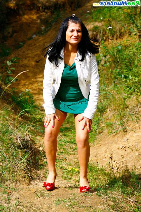 16P Peeping after a big-ass hottie tinkling outdoors