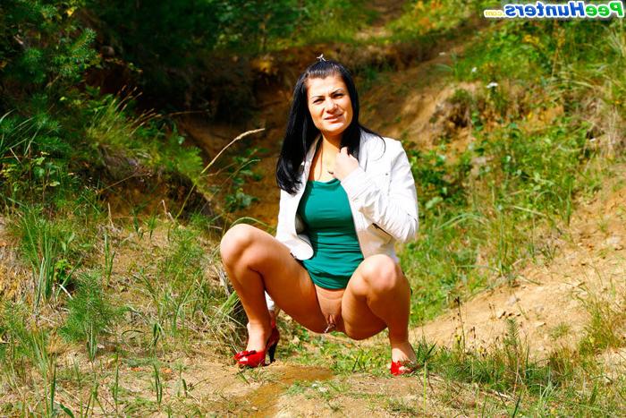 16P Peeping after a big-ass hottie tinkling outdoors