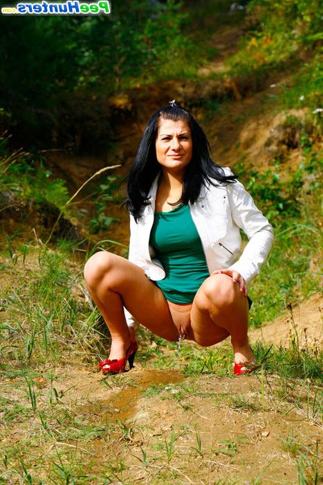 16P Peeping after a big-ass hottie tinkling outdoors