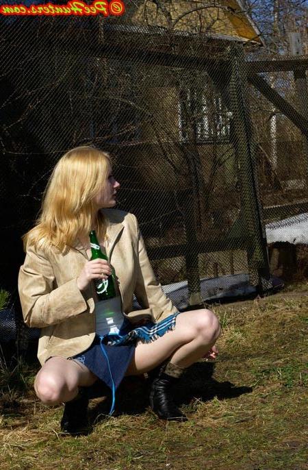 16P Nice teen sunbathing and peeing