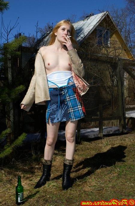 16P Nice teen sunbathing and peeing