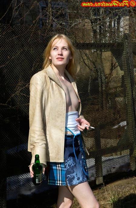 16P Nice teen sunbathing and peeing