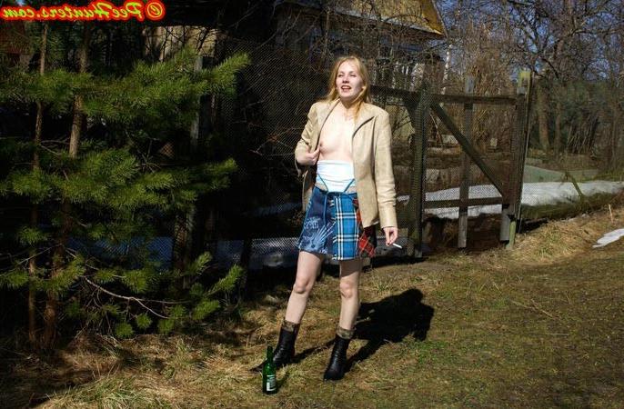 16P Nice teen sunbathing and peeing