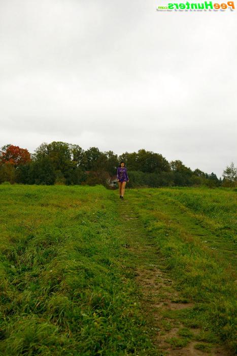 16P Naughty babe pees alfresco during countryside walk