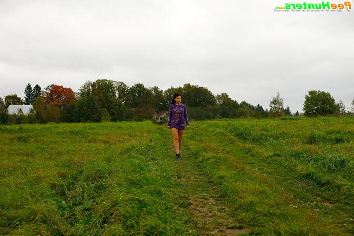16P Naughty babe pees alfresco during countryside walk
